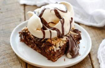 Simple Sizzling Fudge Sauce – Barefeet within the Kitchen