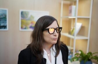 Light-weight however with a restricted subject of view