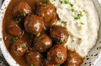 Sluggish Cooker Meatballs and Gravy